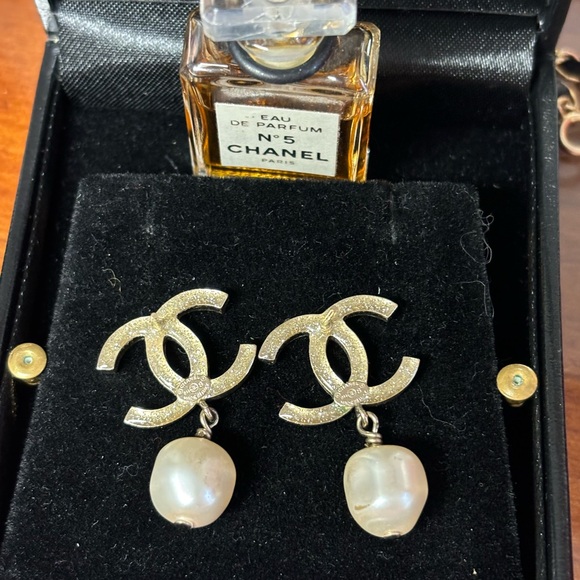Chanel CC Glass Pearl Drop Earrings - Picture 5 of 5